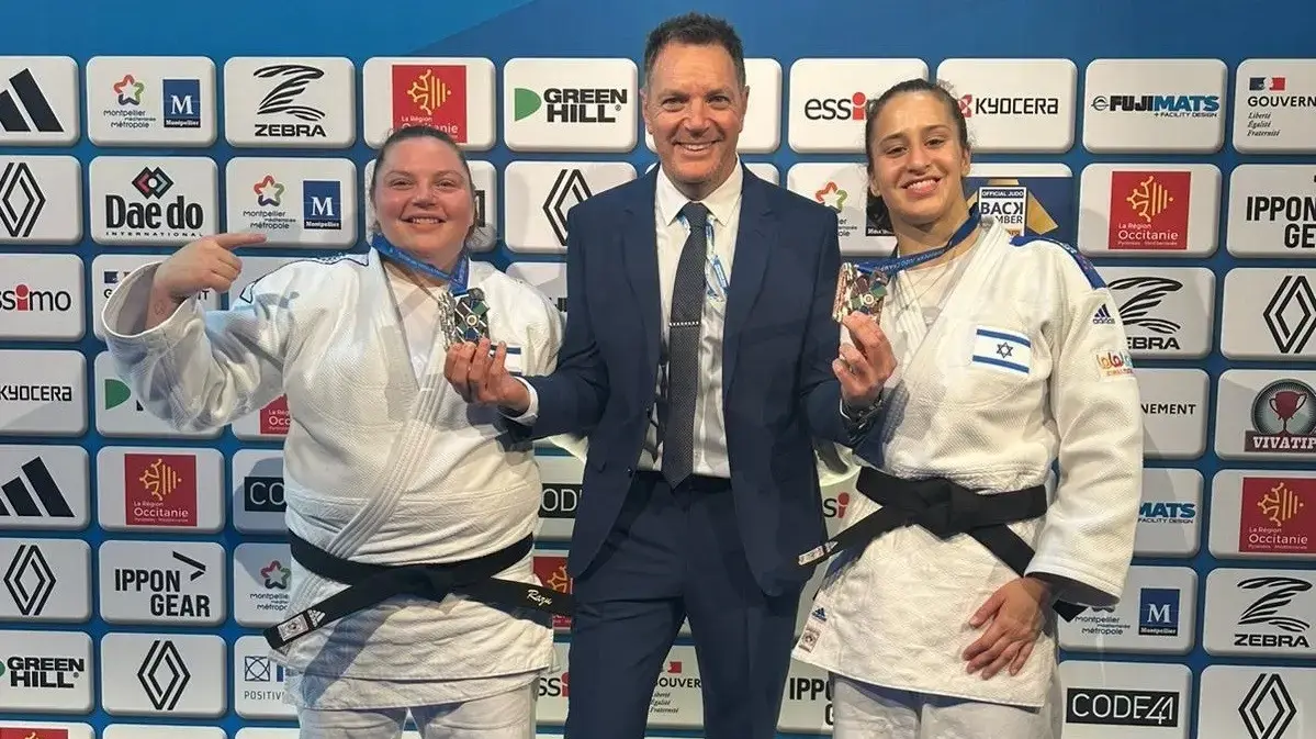 ענבר לניר, רז הרשקו עם המדליות באליפות אירופה בג'ודו, ביניהן המאמן שני הרשקו