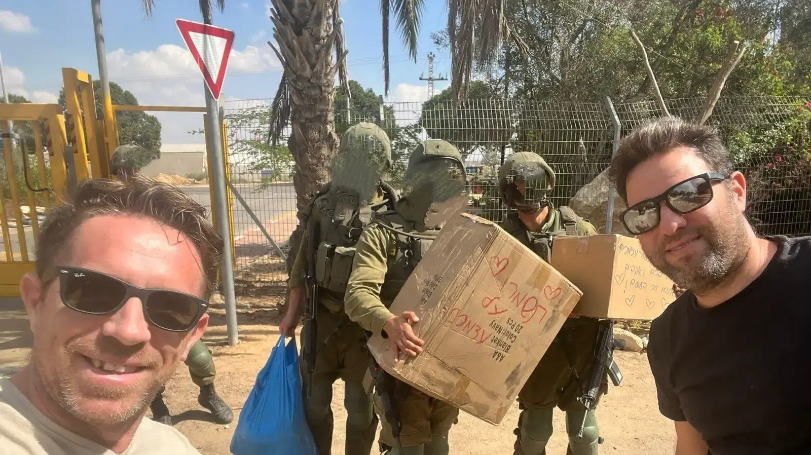 עובדי מרכז הפיתוח של AT&T מחלקים ציוד לחיילים.