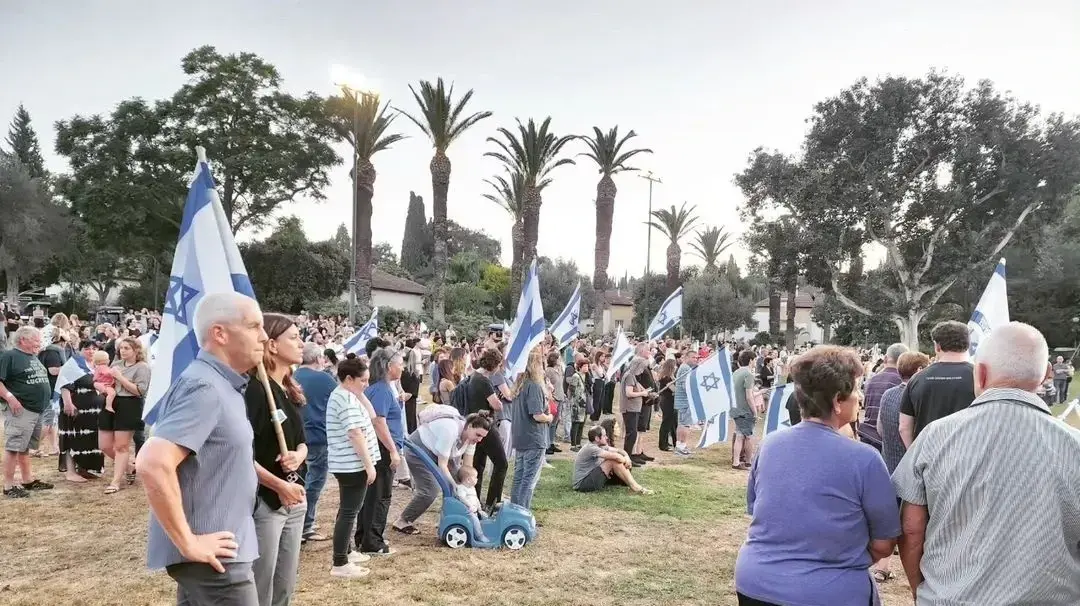 קהילות משמר העמק ונחל עוז בטקס הורדת דגל המדינה לחצי התורן, 12 באוקטובר 2023