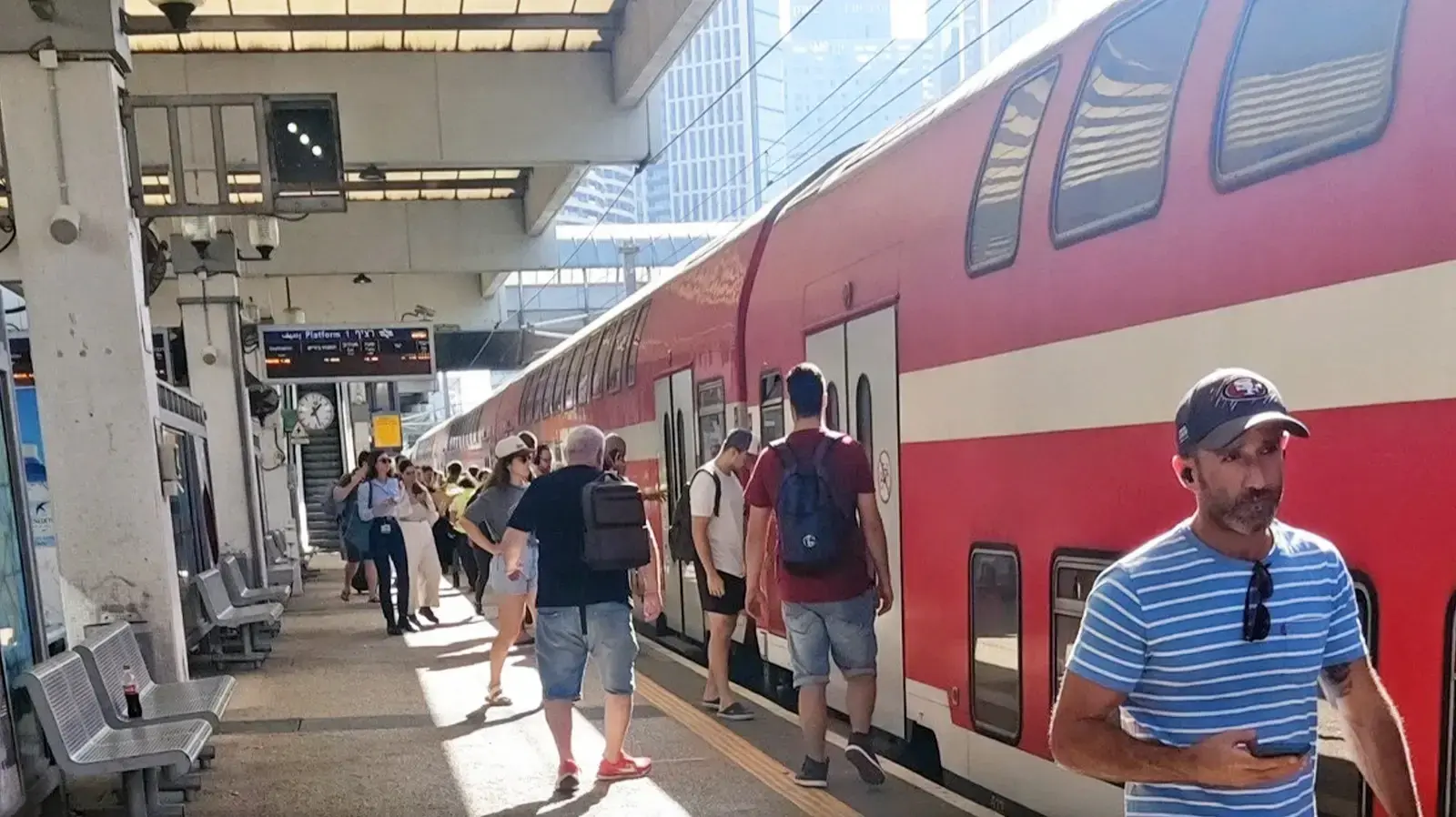נוסעים בתחנת סבידור בשבת בצהרים