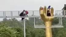 תייר נפל ומת מגשר זכוכית שהתנפץ באינדונזיה