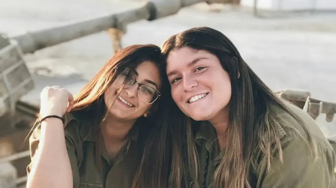 פז ועומר, צמד מקעקעות שהתנדבו לשירות מילואים בתותחנים