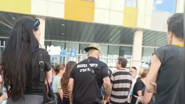 יואב אליאסי "הצל" מסתובב עם נשק במסגרת פעילותו בכיתת כוננות בתל אביב
