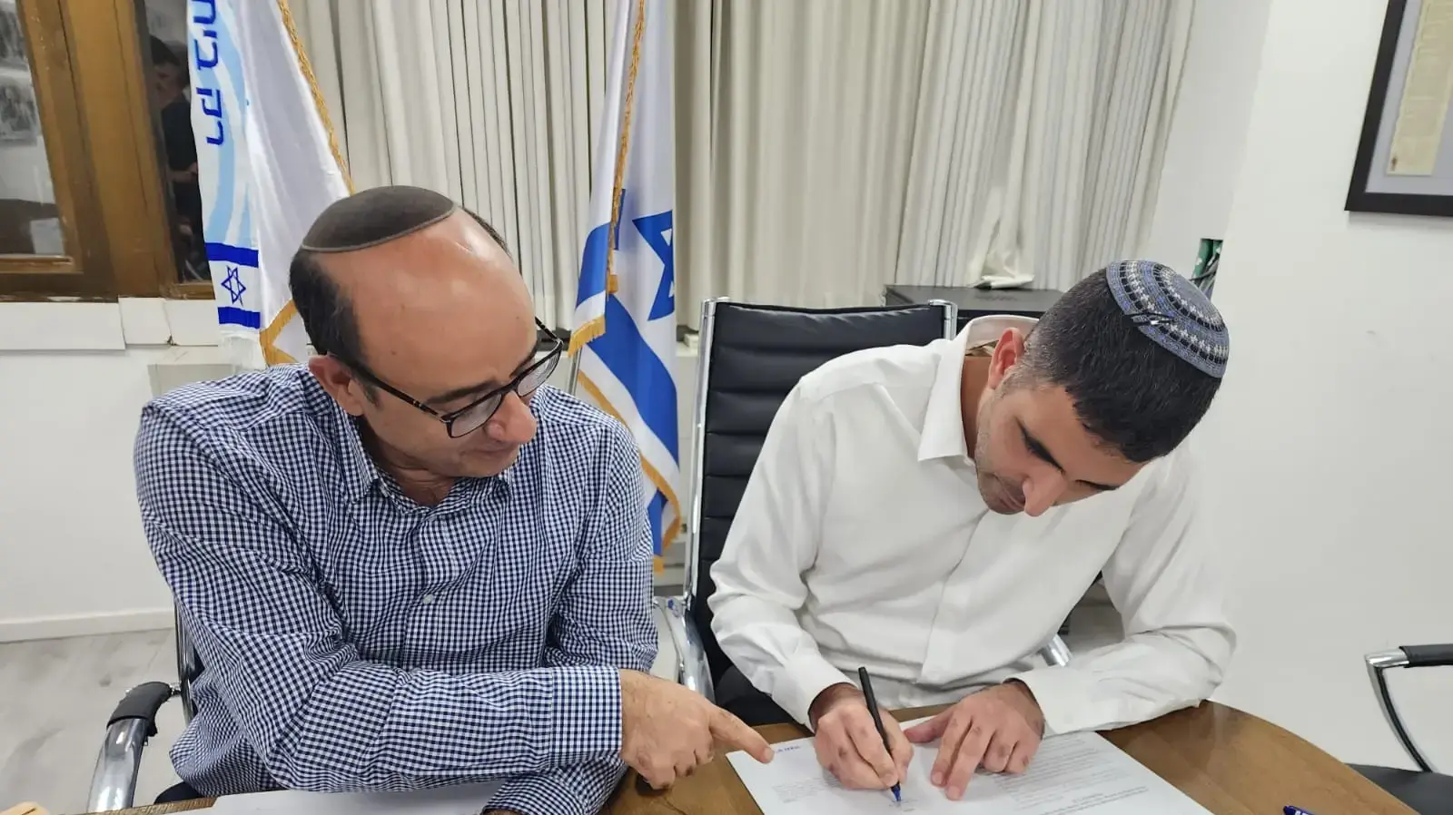 שר התקשורת שלמה קרעי ומנכ"ל משרדו, חתימה על הצווים לפעולה נגד אלמיאדין, לאחר אישור הקבינט