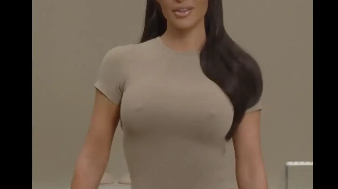 קים קרדשיאן מציגה את חזיית הפטמות