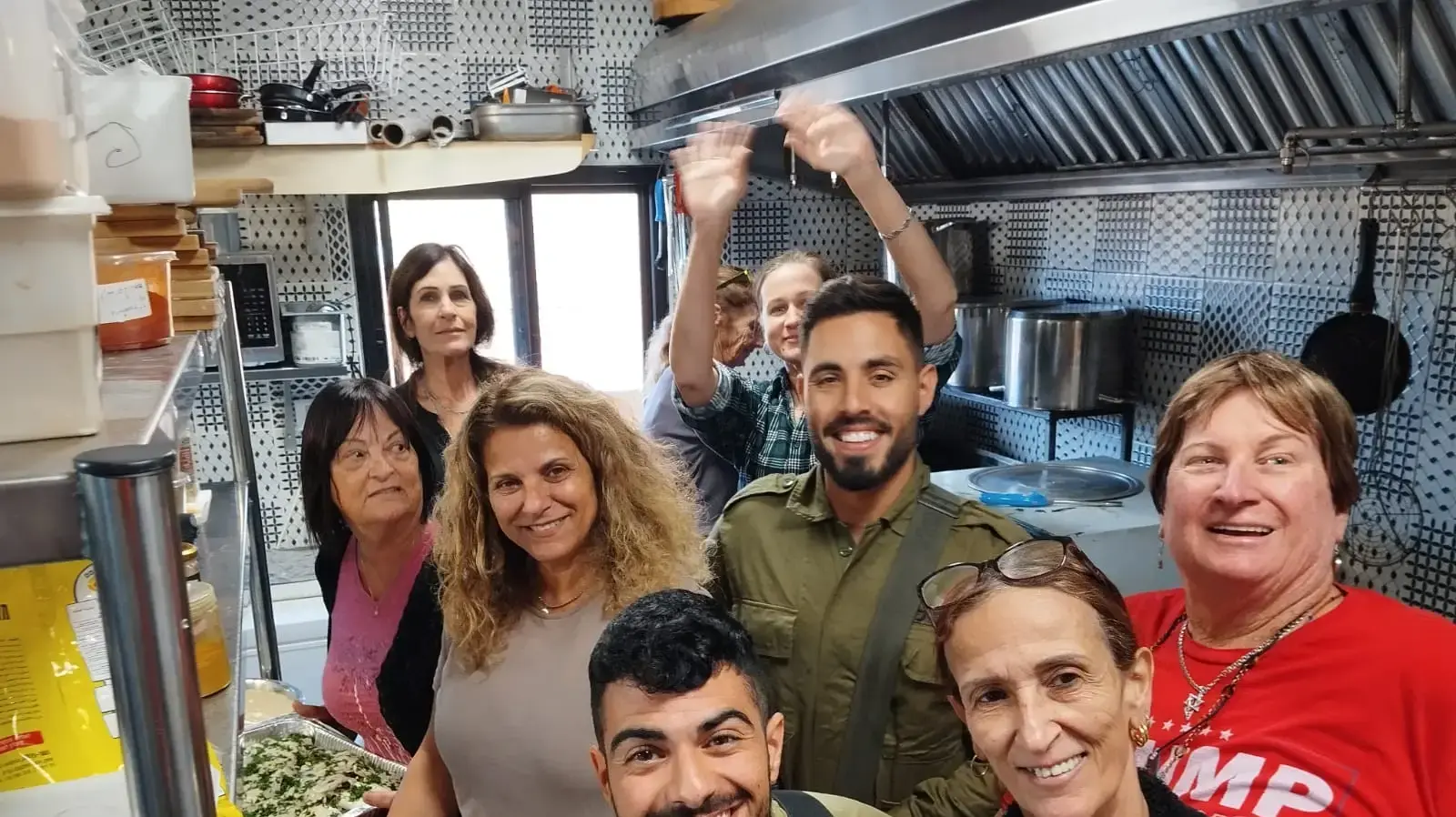 אמהות מבשלות לחיילים בגבול הצפון
