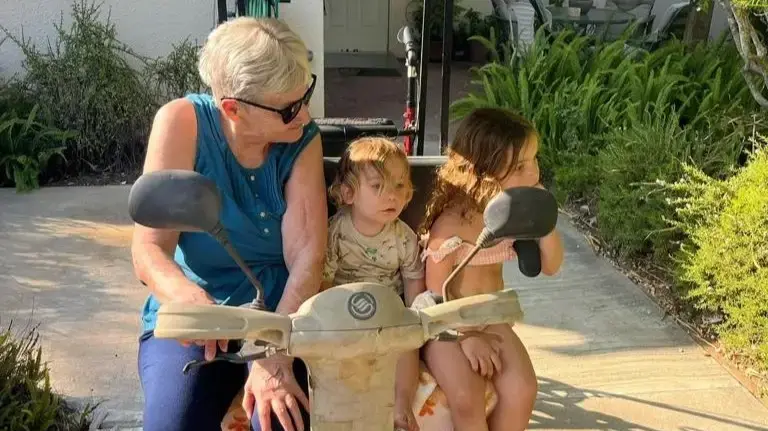 יפה אדר, שחטופה בעזה, עם ניניה ארבל ואופיר על הקלנועית בימים שמחים יותר