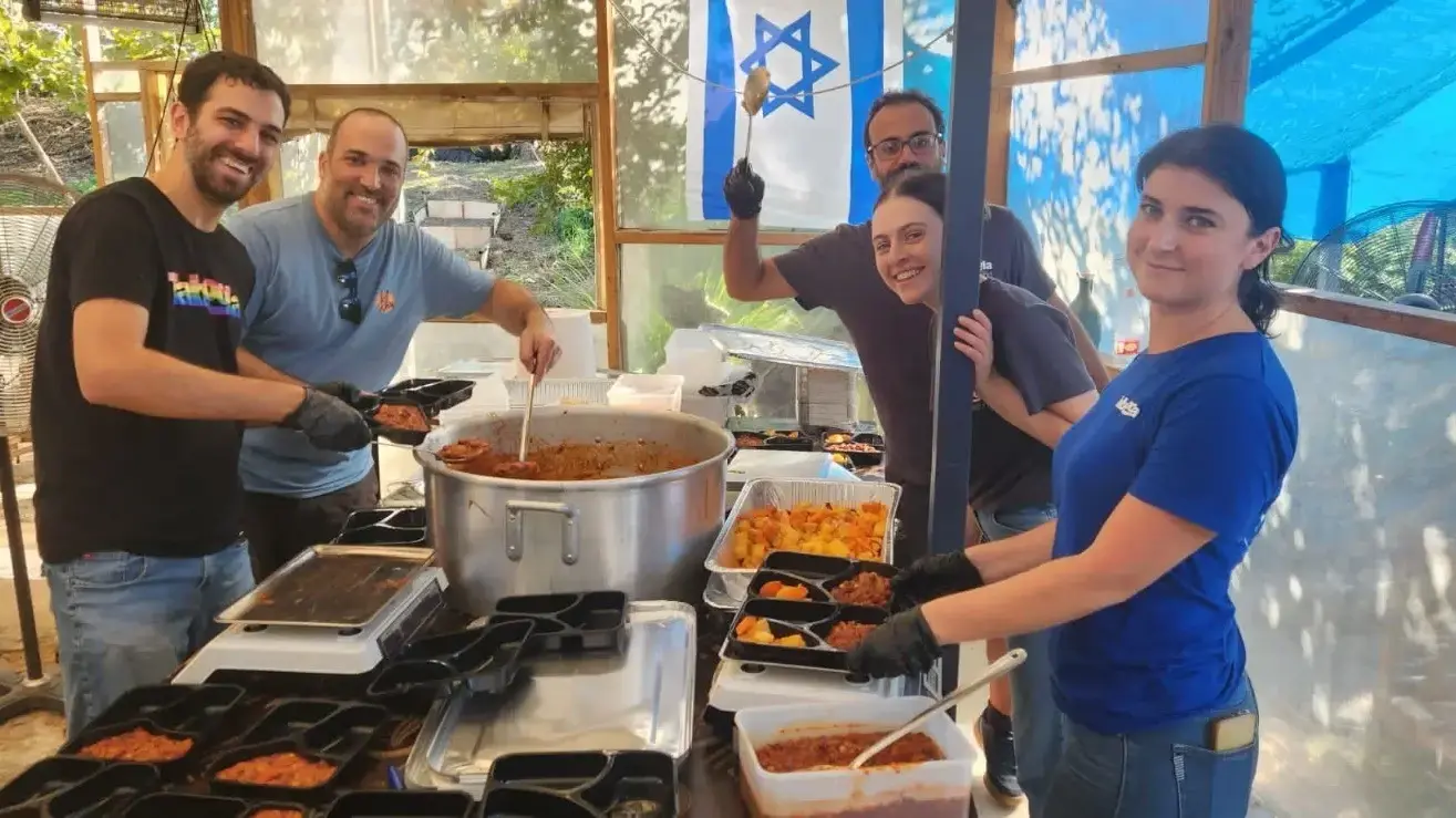 עובדי טאבולה מבשלים למפוני העוטף במסגרת מיזם "מטבח מה שאפשר" של המתכנת אורי עמיאל.