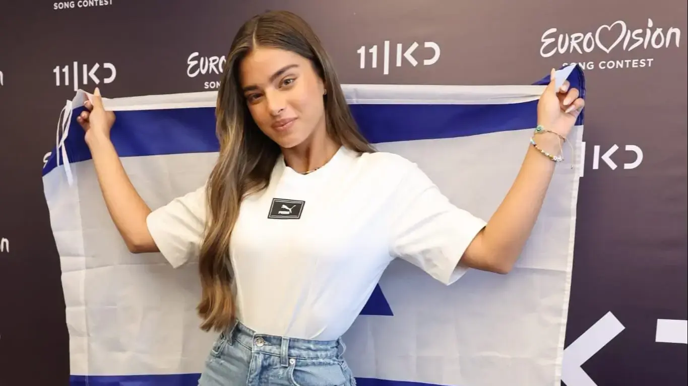 נועה קירל עם דגל ישראל