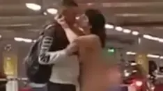 אישה ערומה ומסוממת תקפה והפילה אנשים בשדה התעופה בצ'ילה