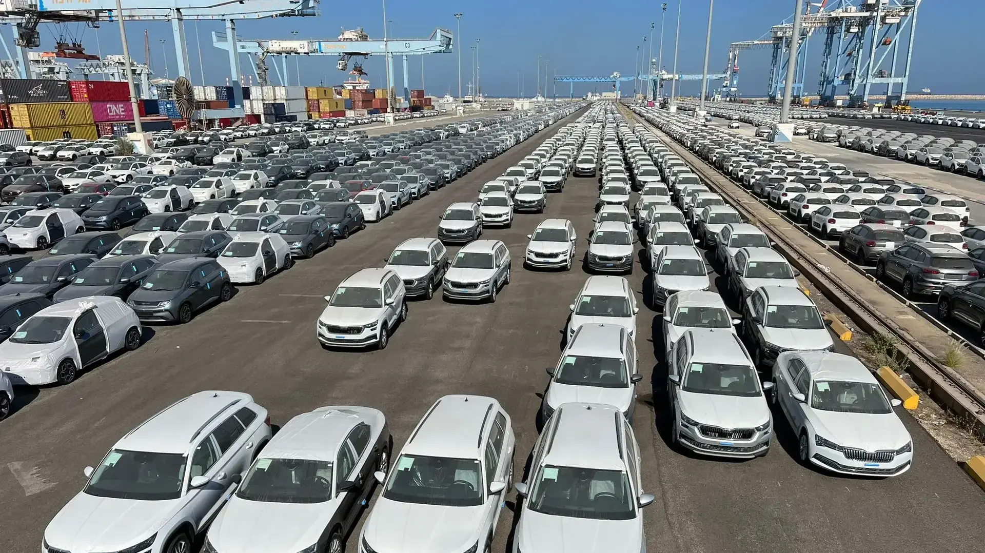 מכוניות חדשות של סקודה, BYD, צ'רי, סיטרואן ומרצדס שנפרקו בנמל חיפה מכוניות חדשות של סקודה, BYD, צ'רי, סיטרואן ומרצדס שנפרקו בנמל חיפה