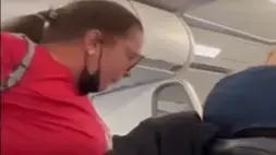 נוסעת בחברת פרונטיר איירליינס ניסתה להשתין במטוס