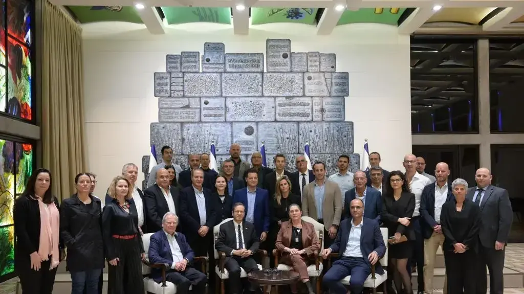 נציגי ארגון קו אימפקט בבית הנשיא.
