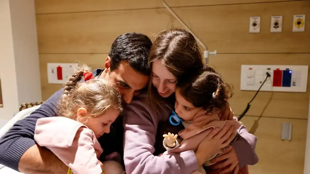 אביב אשר ,רז אשר, דורון כץ אשר נפגשו עם יוני אשר בבית החולים שניידר, 25 בנובמבר 2023