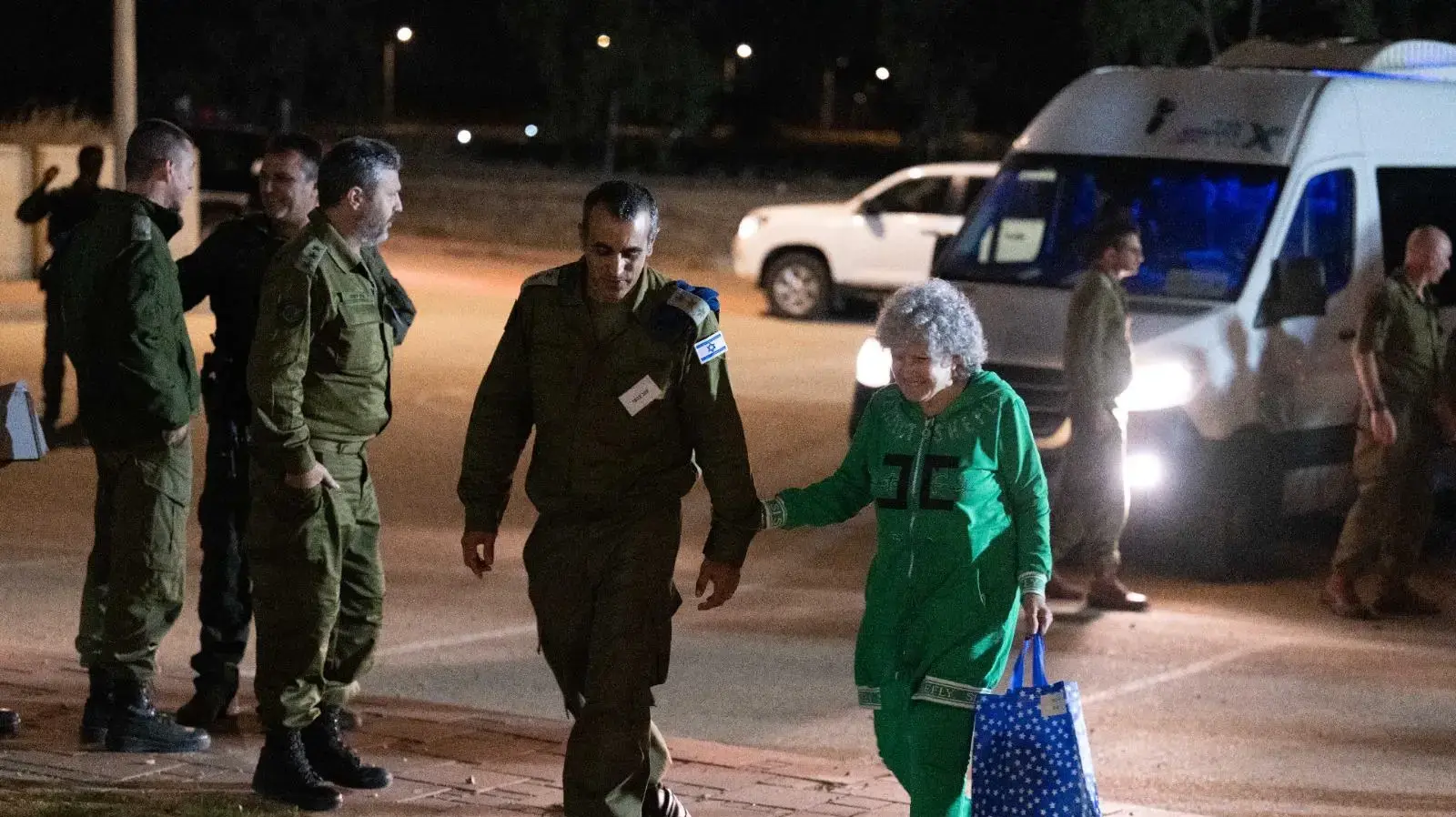 רותי מונדר מובלת על ידי כוחות צה"ל. 24 בנובמבר 2023