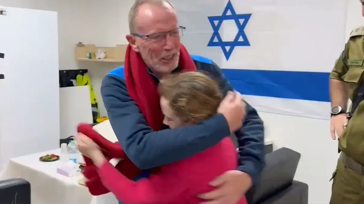 אמילי הנד פוגשת באביה לראשונה לאחר שחרורה