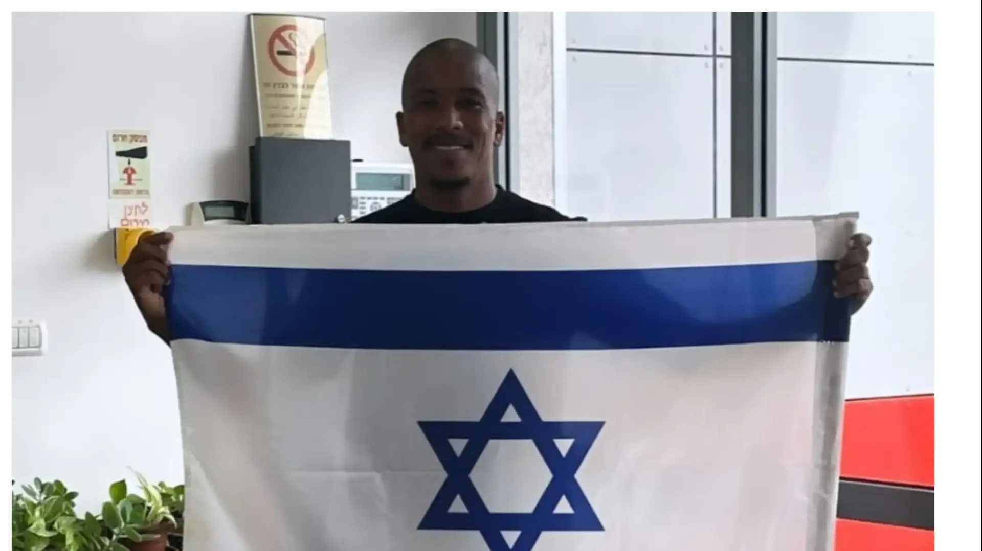 שחקן הפועל חיפה פליפה סנטוס מניף דגל ישראל