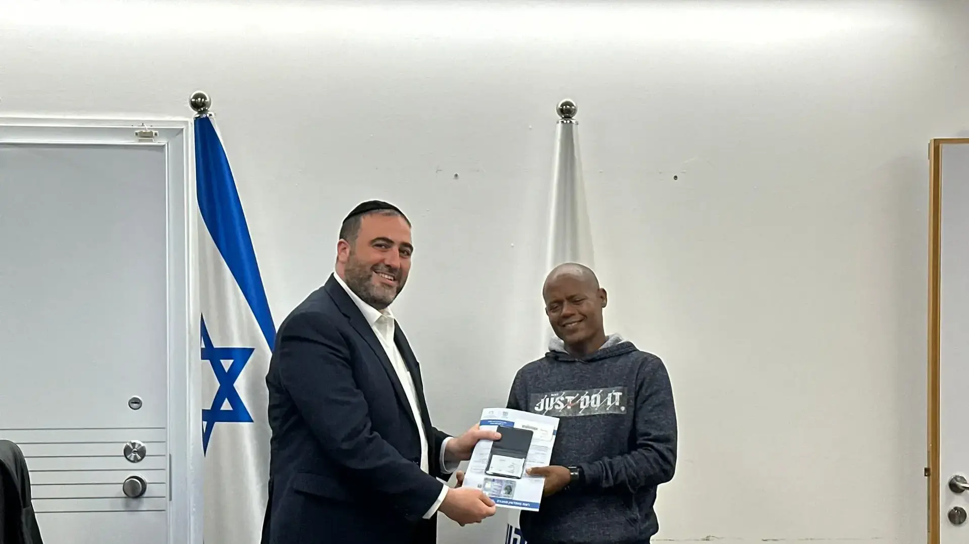 שר הפנים משה ארבל מעניק תושבות ישראלית למולוגטה צגאי