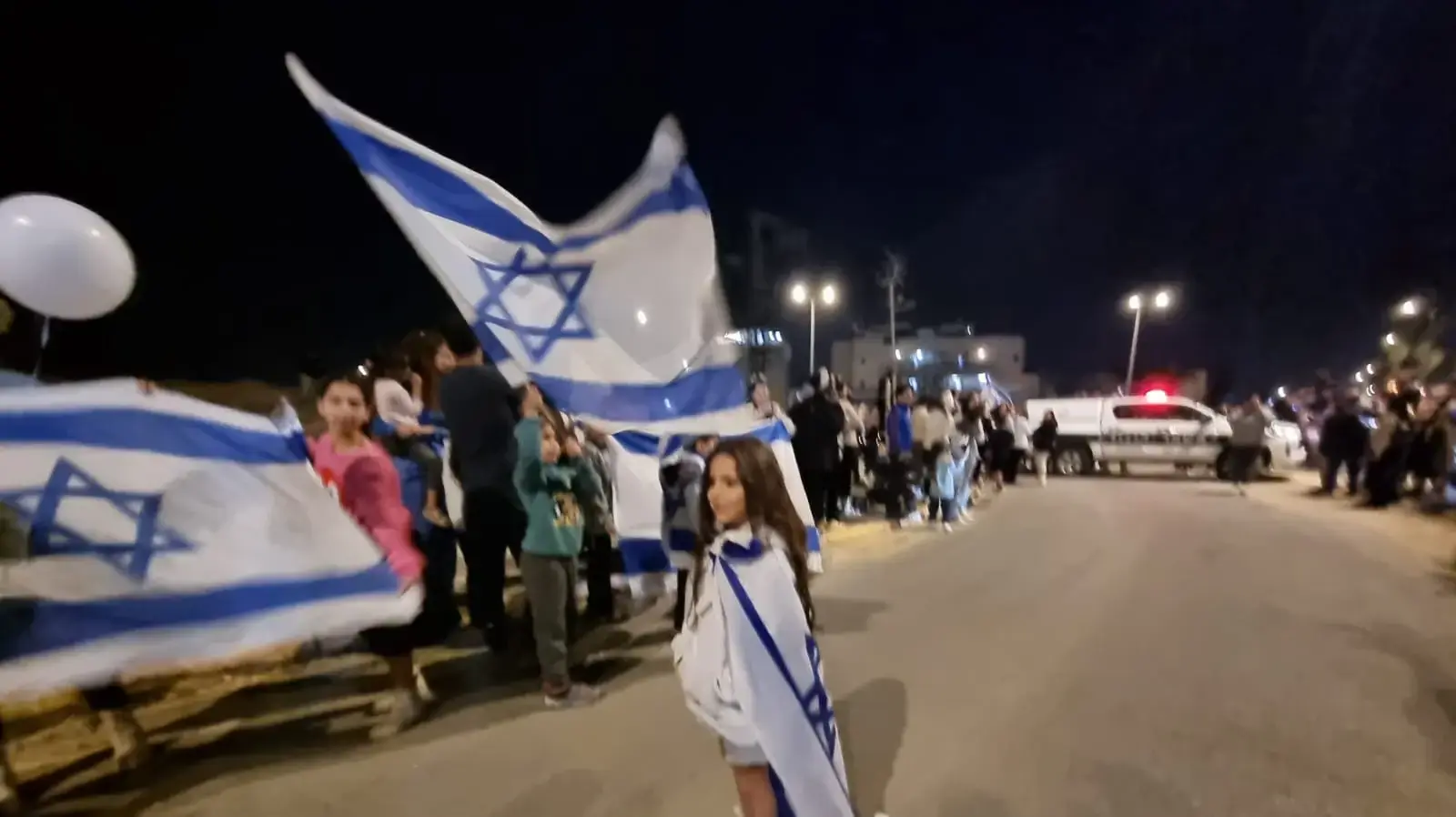 תושבי אופקים בקבלת פנים לשיירת החטופים החוזרים (הפעימה השלישית). 26 בנובמבר 2023
