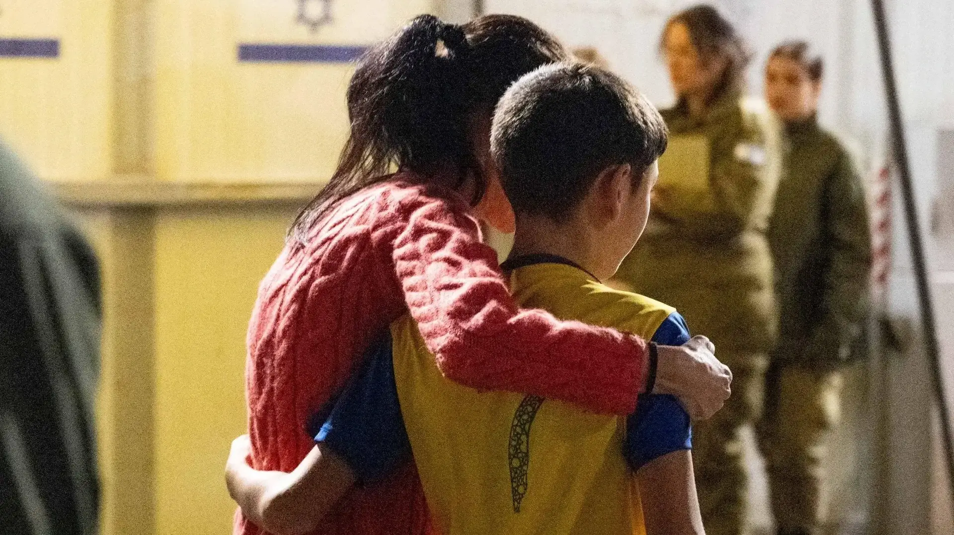 רגע המפגש של איתן יהלומי עם אימו, עם שובו  בנקודת במפגש בכרם שלום