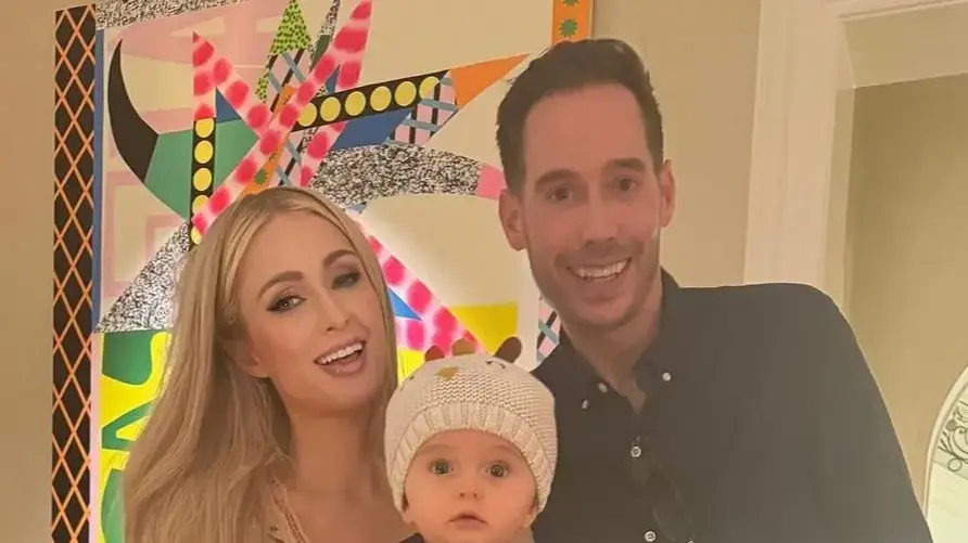 פריס הילטון עם בעלה קרטר ראום והבן פיניקס