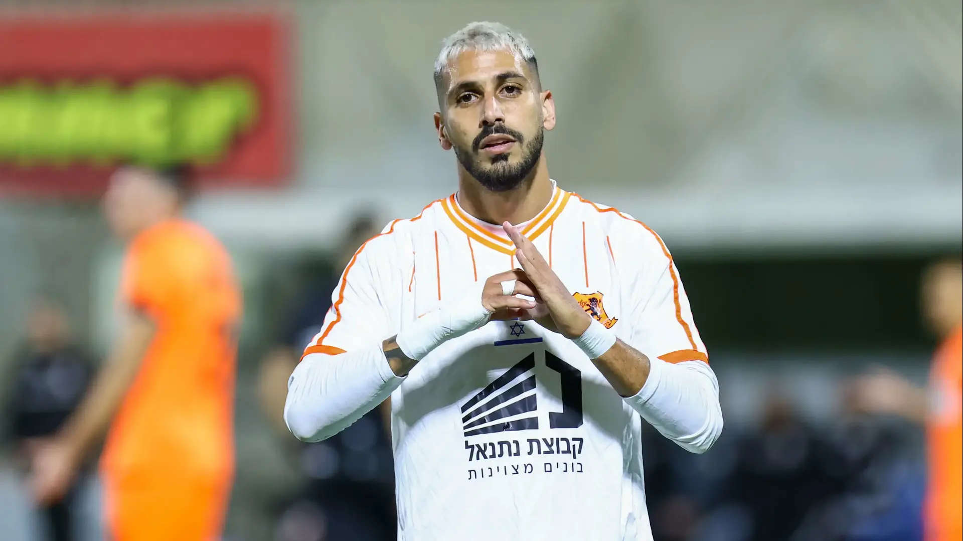 אלמוג בוזגלו שחקן בני יהודה מסמן חצי לב אלמוג בוזגלו שחקן בני יהודה מסמן חצי לב