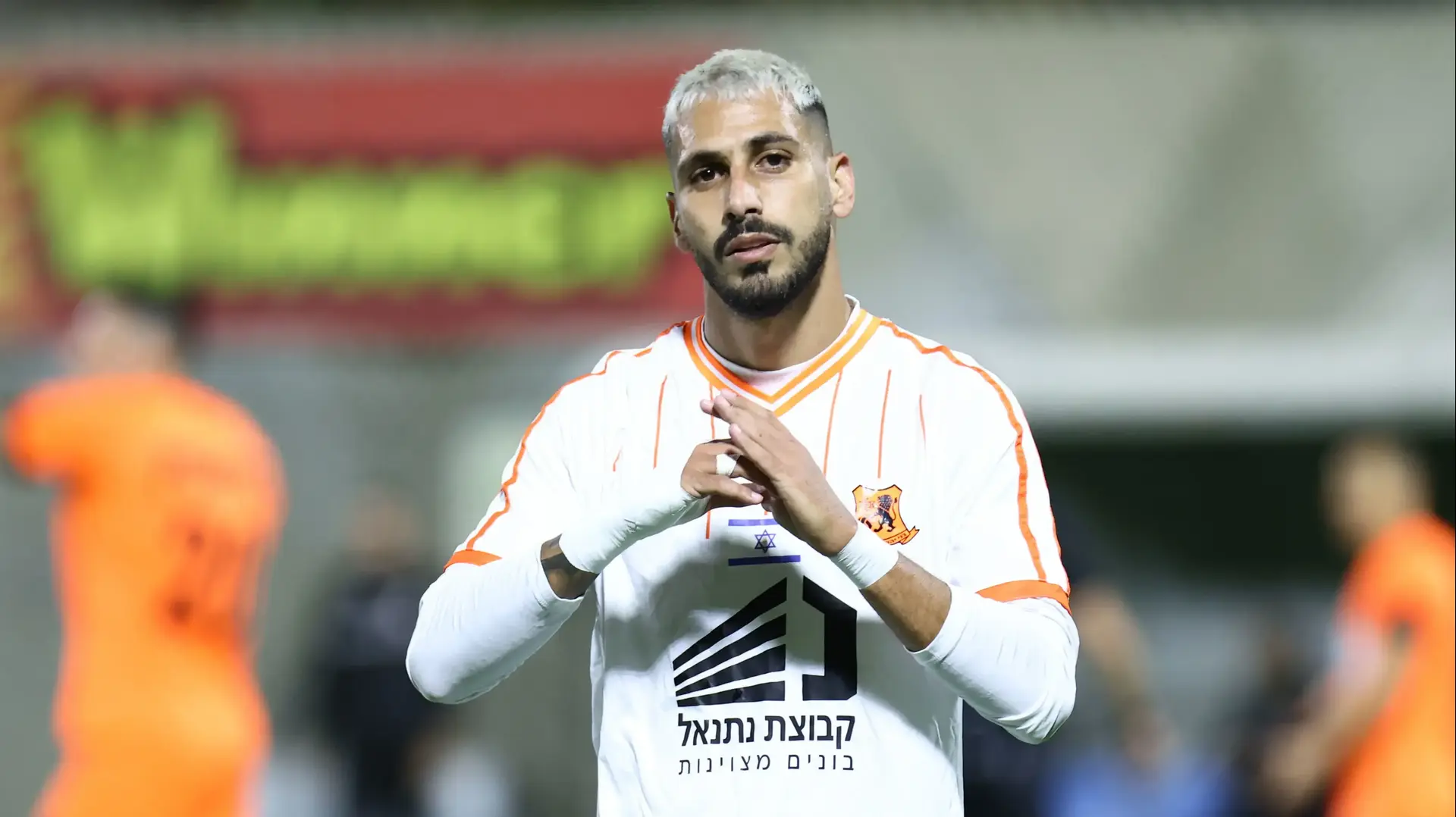 אלמוג בוזגלו שחקן בני יהודה מסמן חצי לב אלמוג בוזגלו שחקן בני יהודה מסמן חצי לב