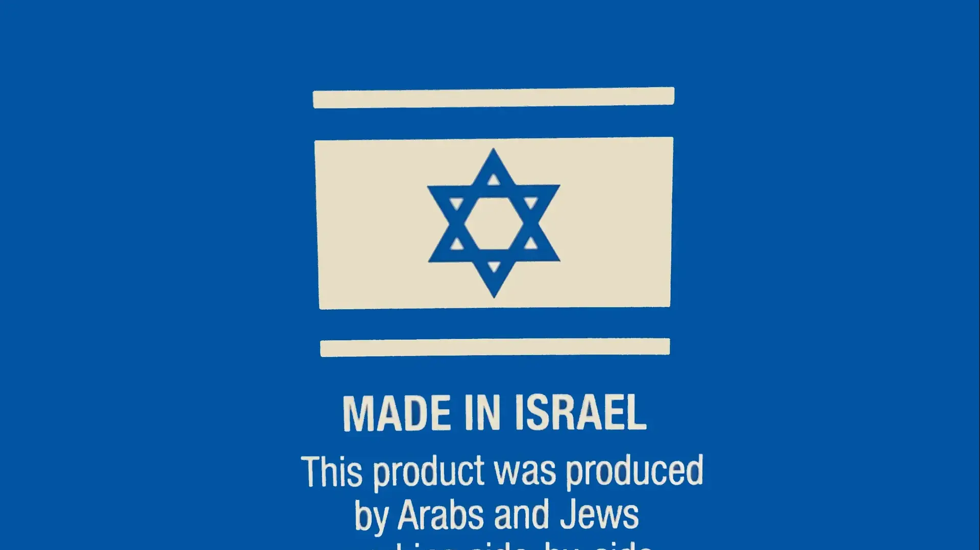 תווית על אריזה של מכשיר סודה סטרים, המשווקת את מוצריה לקהל הבינלאומי.