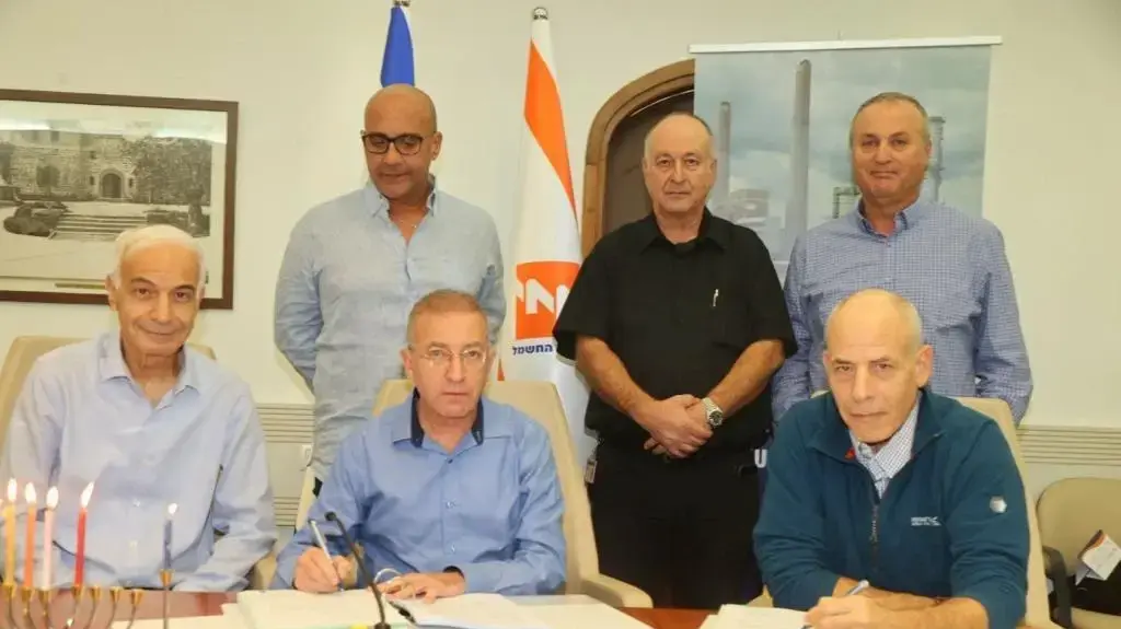 מכירת תחנת אשכול. עובד דבי, דורון סט, קובי בלינשטיין (בשחור), יהודה גנאל, מאיר שפילגר, שלמה ארביב