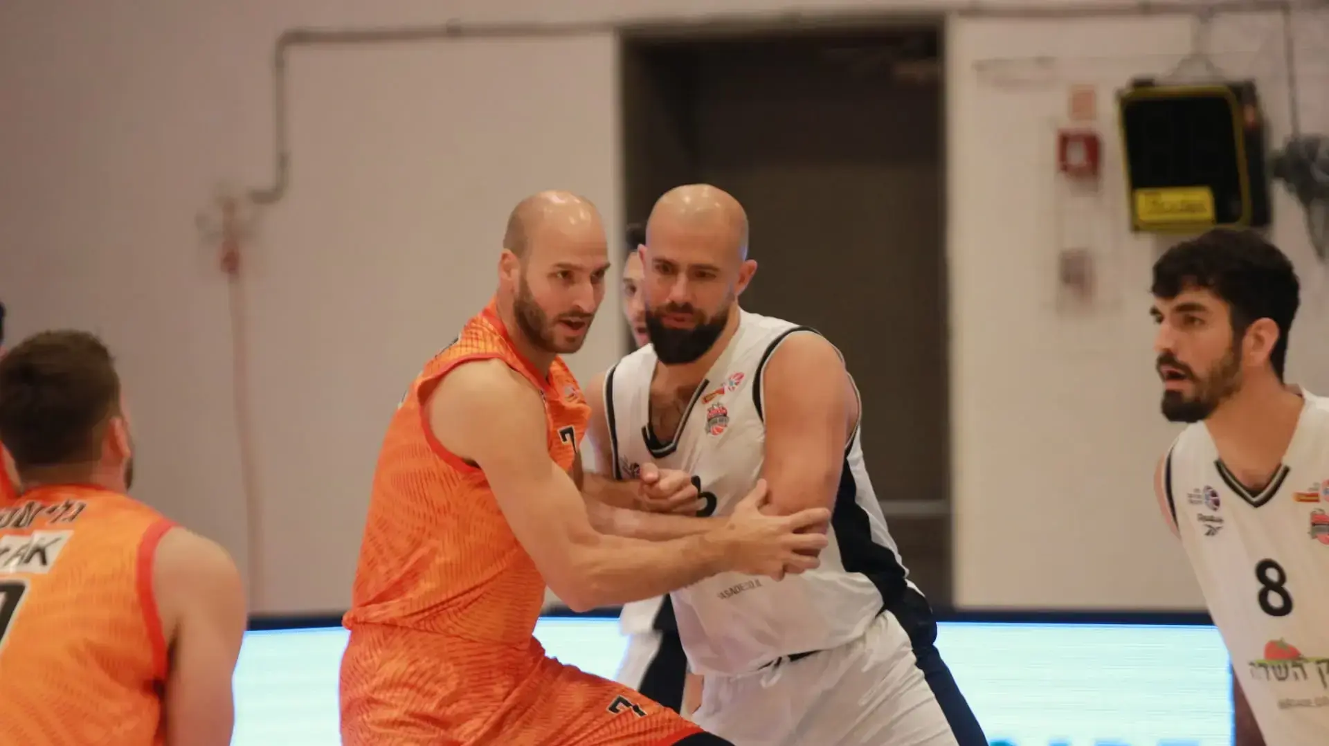 עמית ביר כץ שחקן א.ס. רמת השרון מול רביב פיטשון שחקן מכבי ראשון לציון עמית ביר כץ שחקן א.ס. רמת השרון מול רביב פיטשון שחקן מכבי ראשון לציון