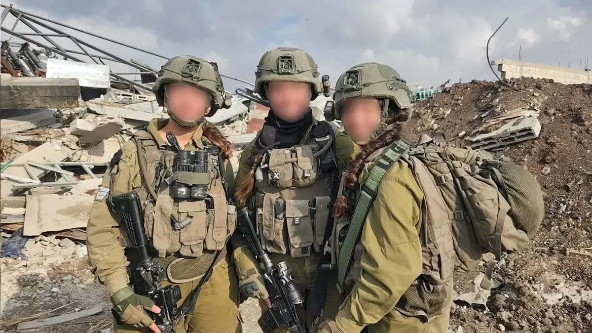 טל שלו עם הלוחמות והלוחמים בתוך רצועת עזה