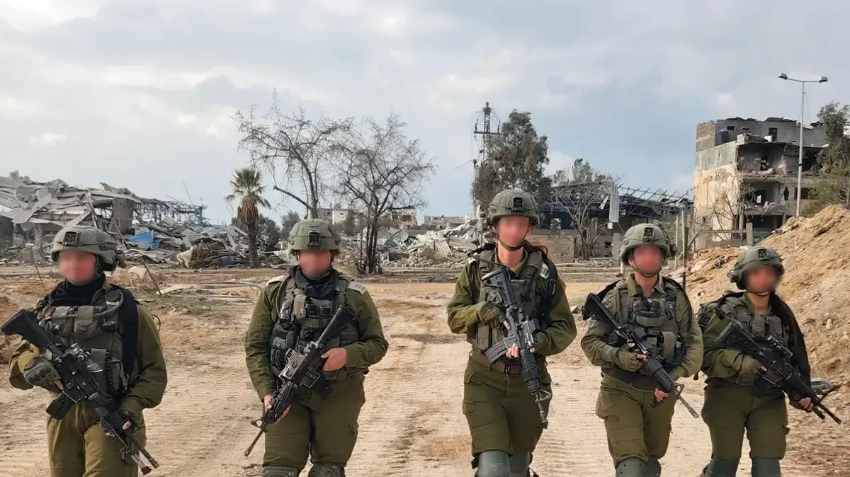 טל שלו עם הלוחמות והלוחמים בתוך רצועת עזה