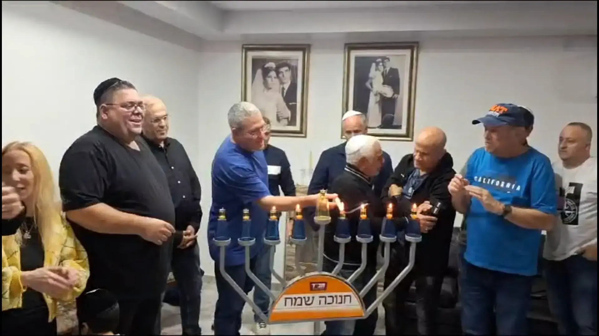 הדלקת נרות בבית משפחת מני לוי