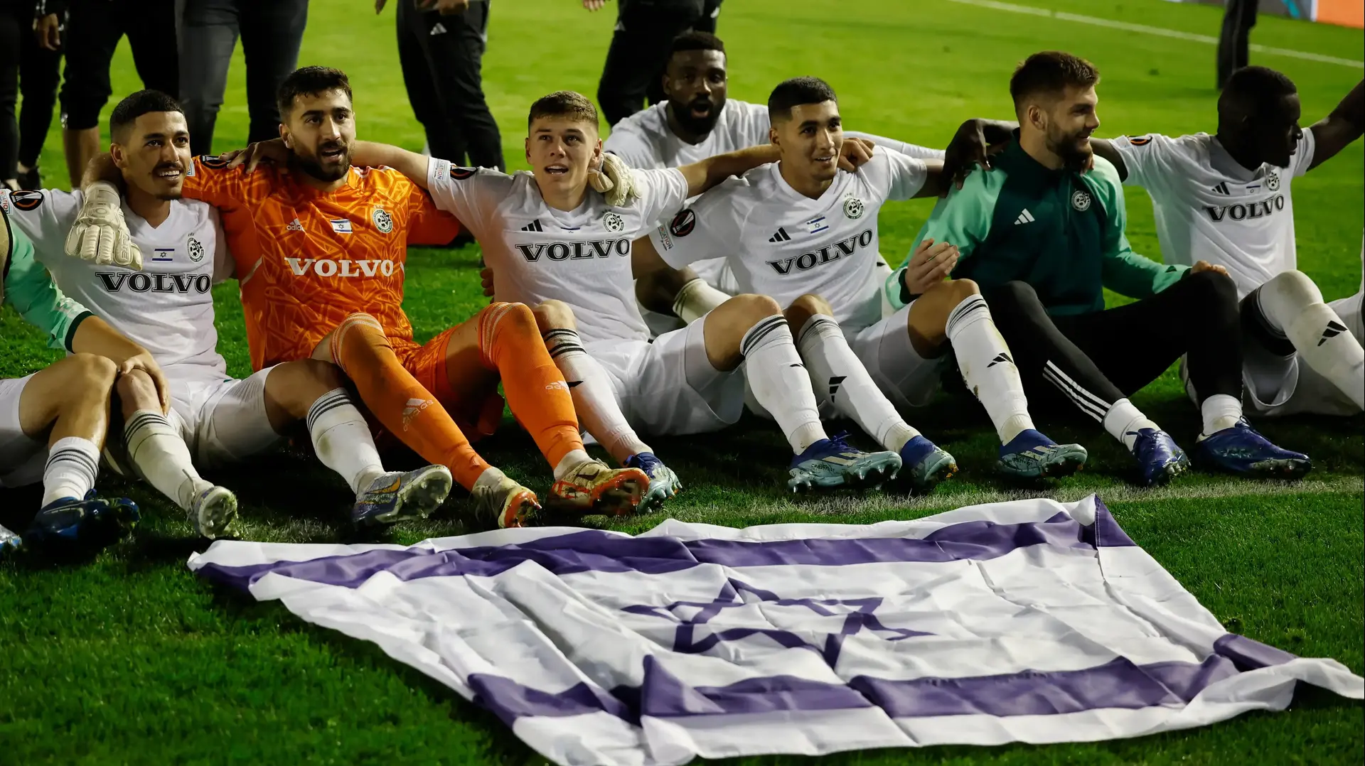 שחקני מכבי חיפה חוגגים