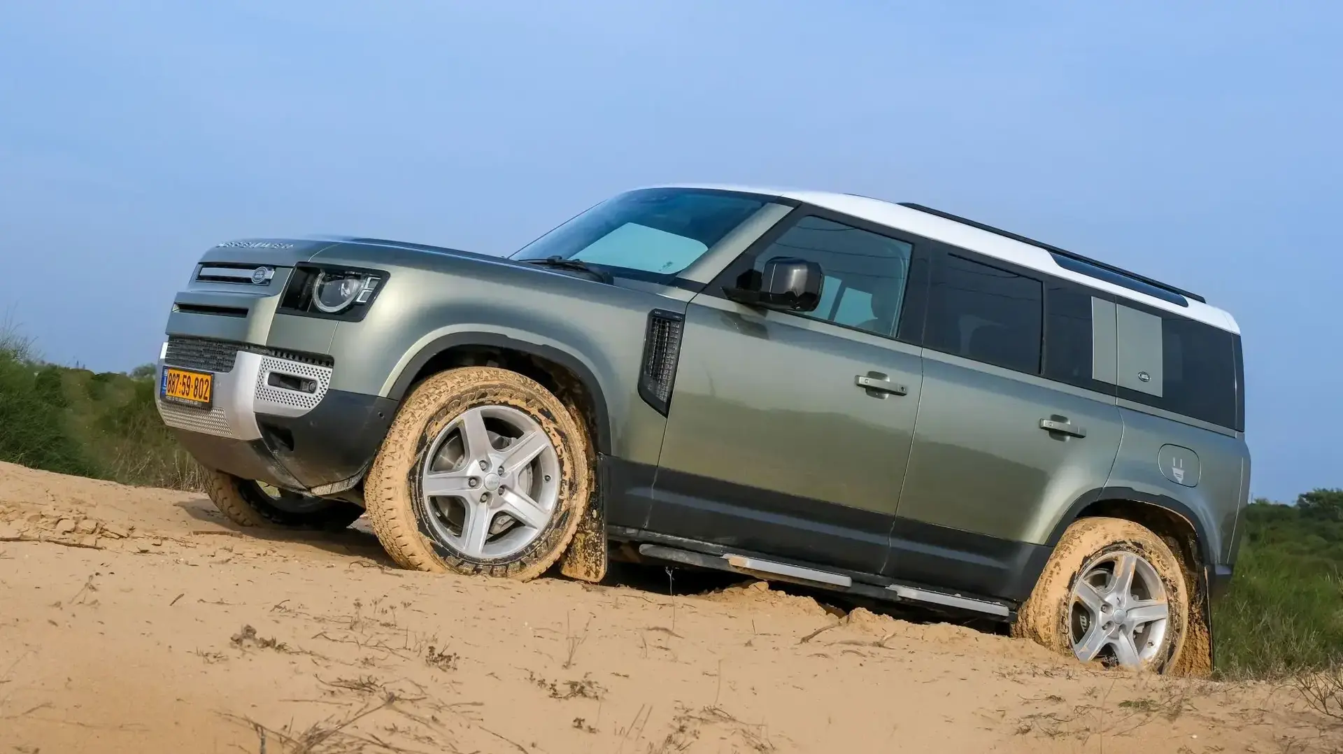 לנד רובר דיפנדר PHEV 18