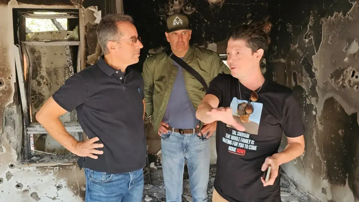 ג'רי סיינפלד במהלך ביקורו בקיבוץ בארי לאחר הטבח שעבר הקיבוץ בתחילת מלחמת עזה. 19 בדצמבר, 2023