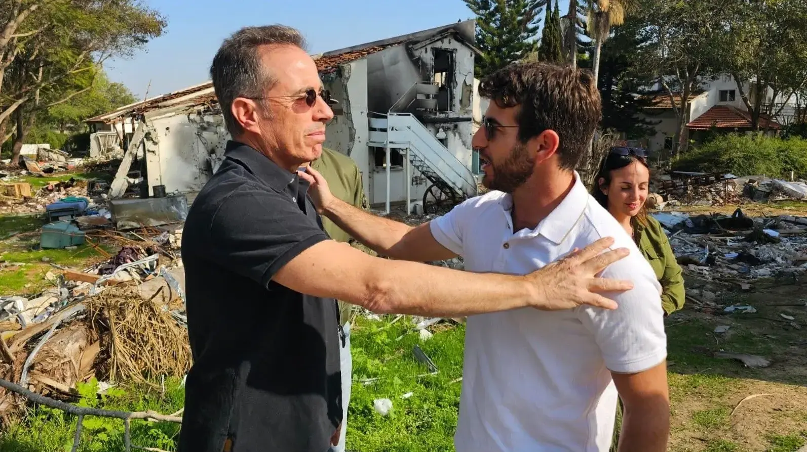 אור ילין, בנו של עמוס ילין, משוחח עם ג'רי סיינפלד במהלך ביקורו בקיבוץ בארי, 19 בדצמבר, 2023