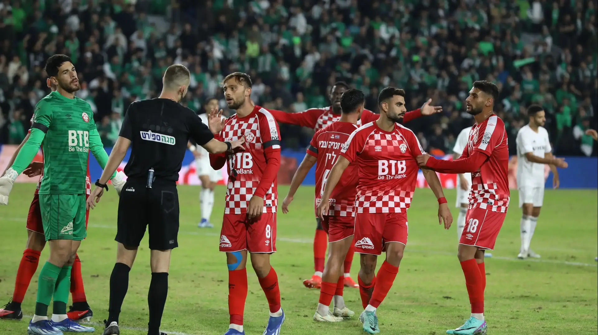 שחקני הפועל חדרה סביב יגאל פריד שופט כדורגל שחקני הפועל חדרה סביב יגאל פריד שופט כדורגל