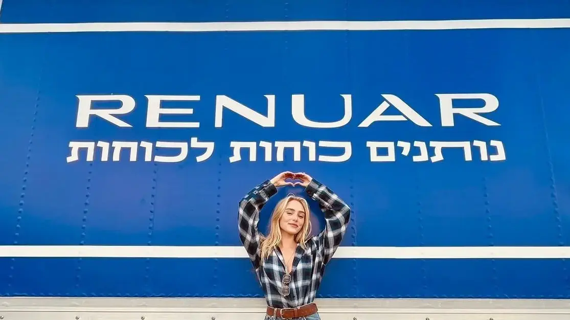 משאית הביגוד של רנואר למען החיילים והמפונים.