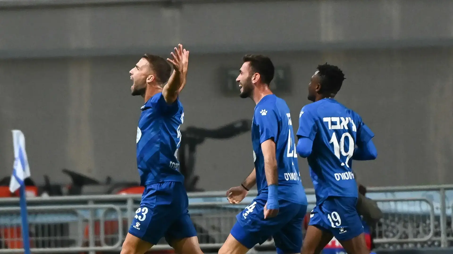 שחקן מכבי פתח תקוה אביאל זרגרי חוגג עם חבריו