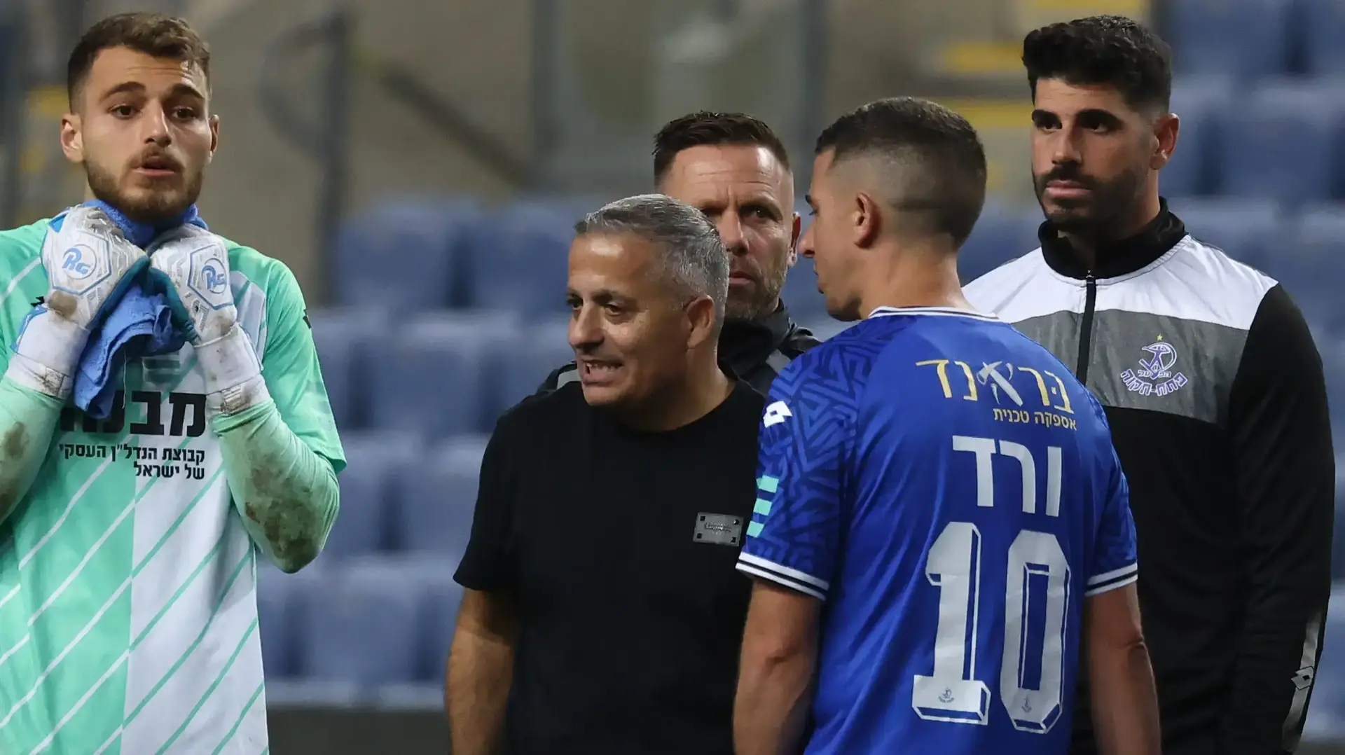 שחקן הפועל פתח תקוה עידן ורד עם המאמן עופר טסלפפה, השוער רן חשפיה