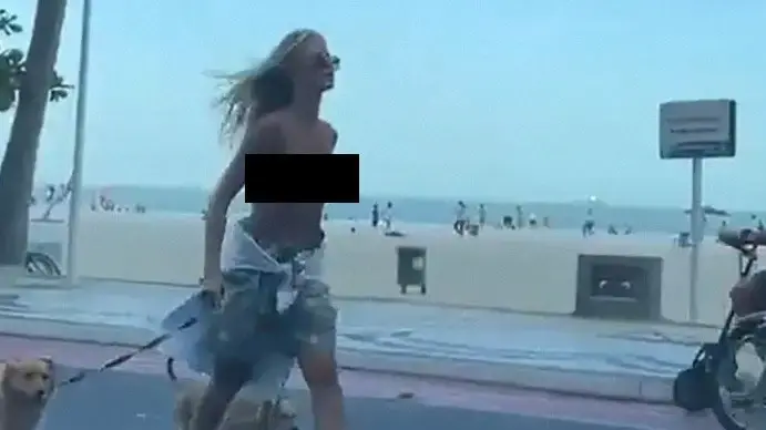 מטיילת בעירום עם כלבים