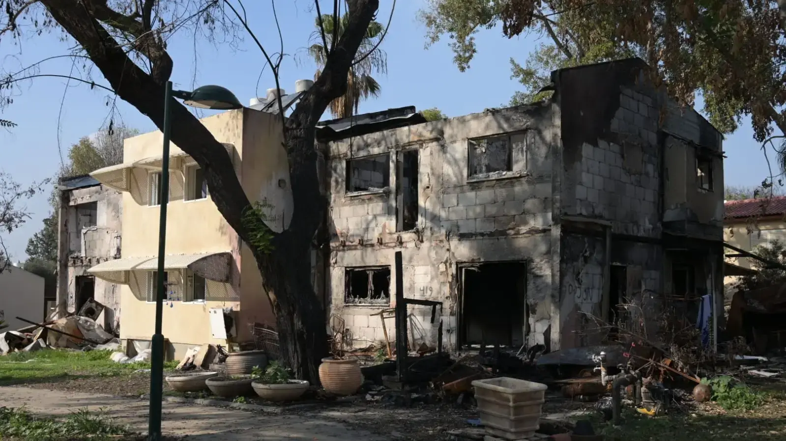 תושבי קיבוץ בארי ששוחררו מהשבי ביקרו לראשונה בקיבוץ. 1 בינואר 2024