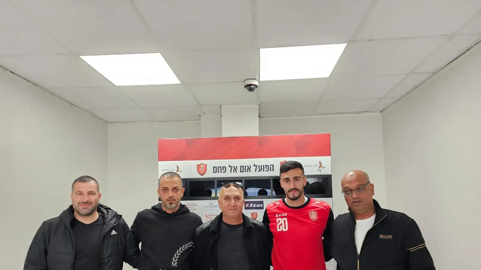 עמיד מחאג'נה עם אביו וראשי הפועל אום אל פאחם עמיד מחאג'נה עם אביו וראשי הפועל אום אל פאחם