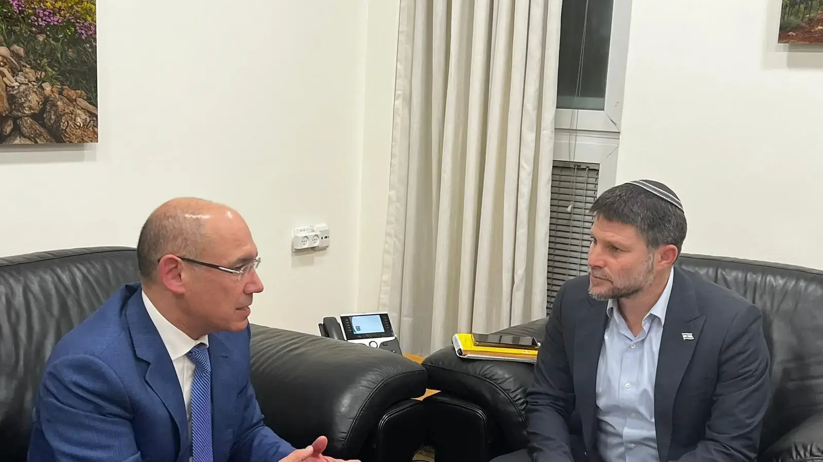 שר האוצר בצלאל סמוטריץ' יחד עם נגיד בנק ישראל אמיר ירון. בישיבת עבודה