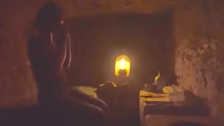 גרה במערה שחצבה בקרקע