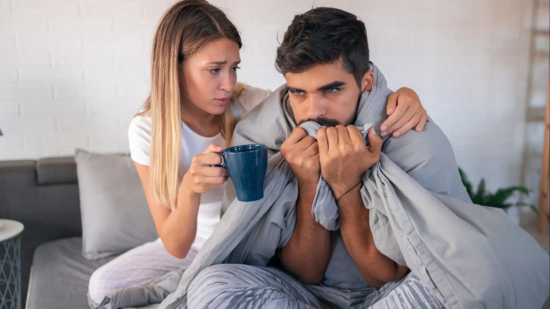 אישה מטפלת בגבר חולה אישה מטפלת בגבר חולה
