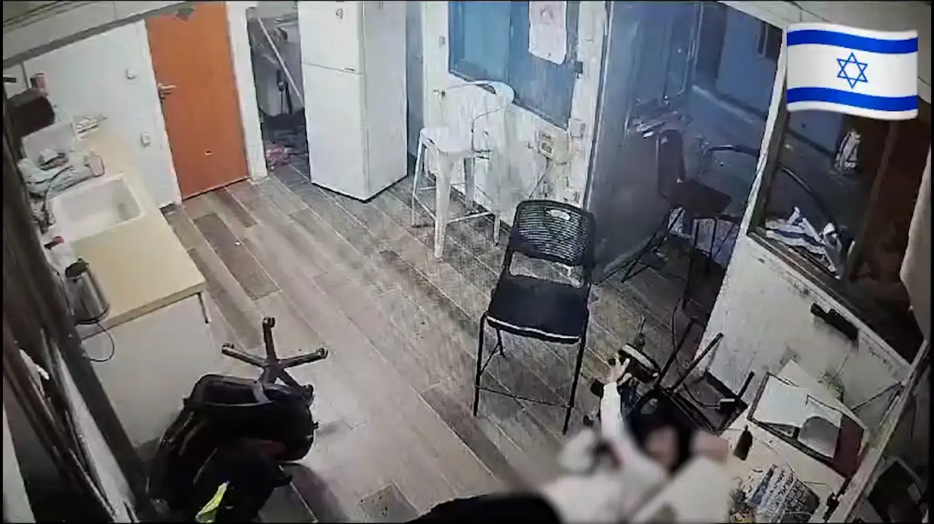 המחבל דוקר, נורה - לוקח נשק ומנסה לירות: תיעוד הפיגוע במישור אדומים
04.01.24