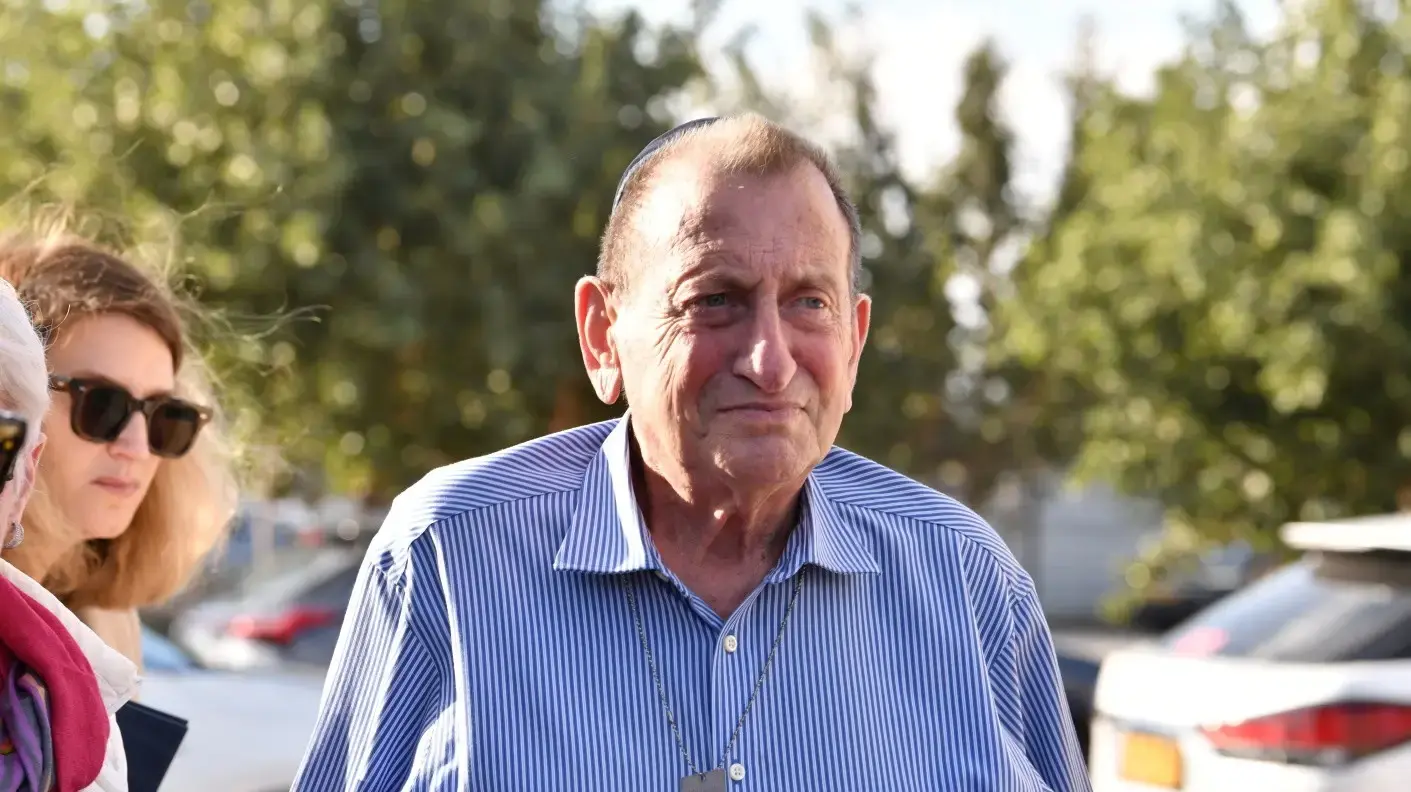 רון חולדאי בהלויתו של מולי שפירא בבית העלמין קרית שאול, 4 בינואר 2024