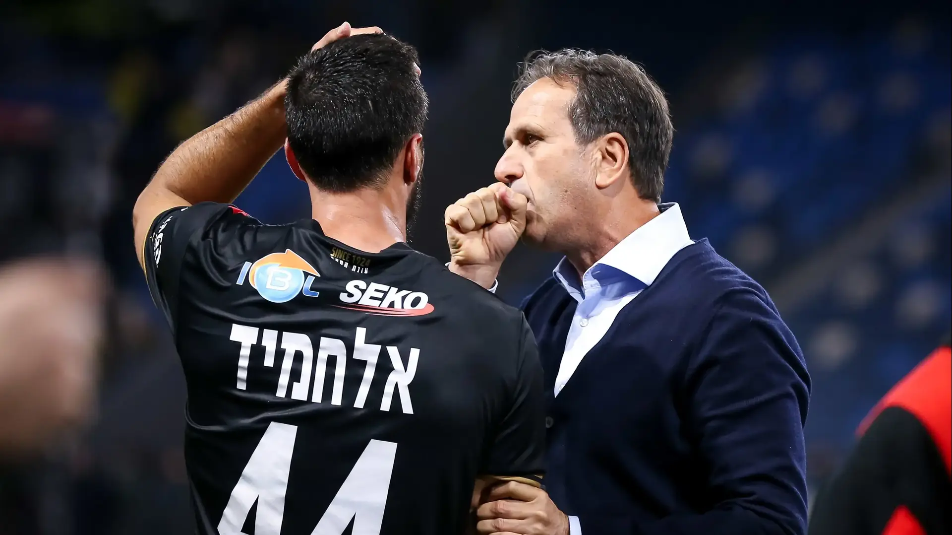 מאמן הפועל חיפה רוני לוי עם חאתם עבד אלחמיד